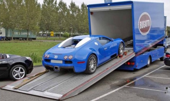 Bugatti Veyron и грузовик для перевозки