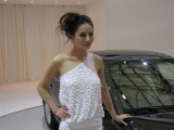 Китайские девушки на автомобильной выставке