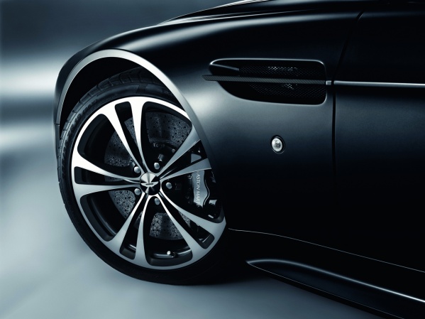 Aston Martin V12 Vantage DBS Carbon Black Edition