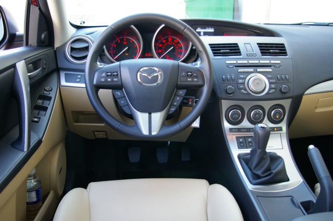 Интерьер Mazda3 2009