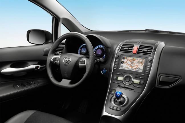 Toyota Auris HSD interior
