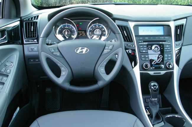 Интерьер Hyundai Sonata 2011