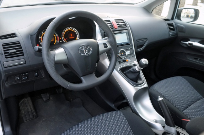 Toyota Auris 2010 interior