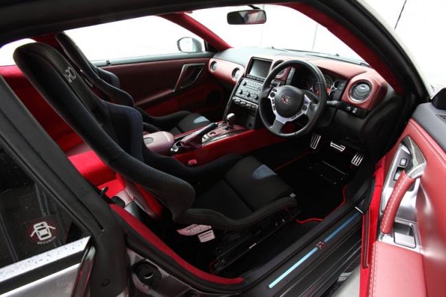 Салон Nissan GT-R от Tommy Kaira