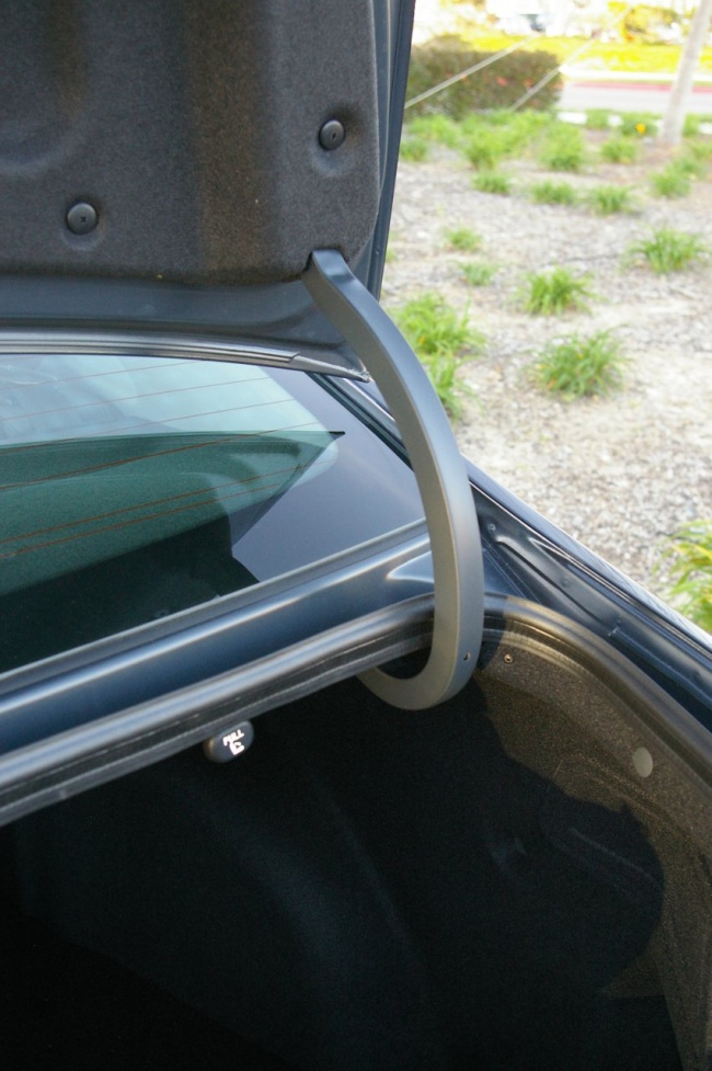 Крепление крышки багажника Hyundai Sonata 2011